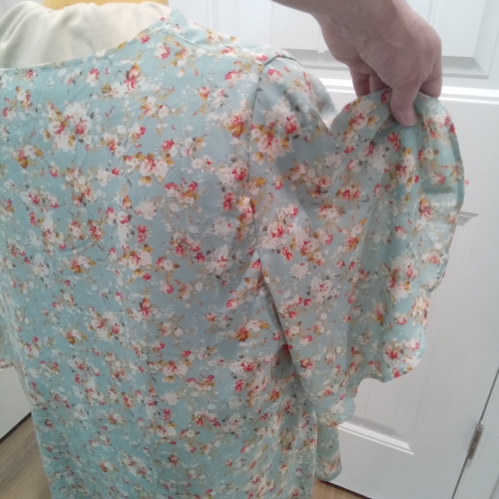 2-$10... Bloomchic Size 22-24 Floral Print Blouse With Flutter Sleeves - Picture 8 of 13